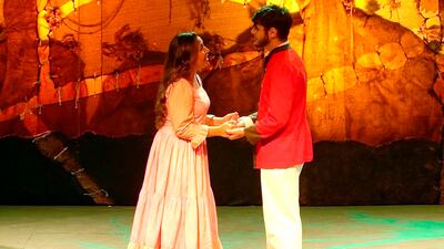 Eli Marín y Erik Gehre en una escena de “La noche antes”, que hoy llegará al Teatro Municipal.