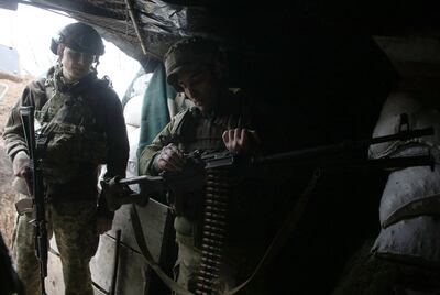 Soldados ucranianos en la zona de conflicto entre las fuerzas del Gobierno y separatistas prorrusos cerca de la ciudad de Marinka, en la región de Donetsk.