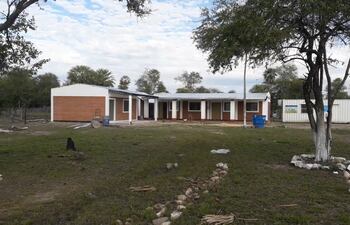 Escolares y maestros de la escuela Abundancia de la población Ishir en Fuerte Olimpo piden servicio de agua potable.