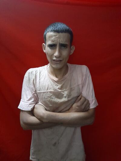 Alejandro Manuel Bareiro Ortellado, con una remera que le consiguieron agentes para recuperar un poco de calor corporal.