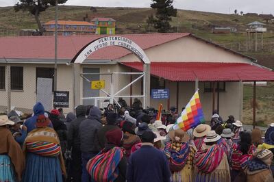 Un grupo de personas miembros de organizaciones sociales participan en una vigilia en la puerta de la cárcel de máxima seguridad Chonchocoro, donde está detenido preventivamente el gobernador opositor, Luis Fernando Camacho, y que estaba en su audiencia virtual dentro del recinto, hoy, en Chonchocoro (Bolivia).