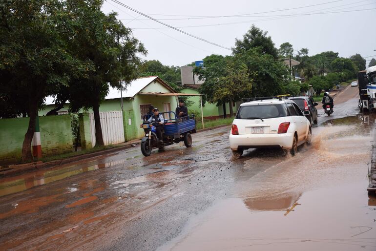 El agua se acumila sobre el pavimento haciendo que los baches sean invisibles para los automovilistas