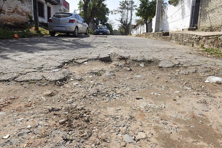Se torna difícil y peligroso transitar por la Capital debido a sus calles. Bache en una calle sin nombre entre Japón y Napoleón Ortigoza del barrio Republicano.