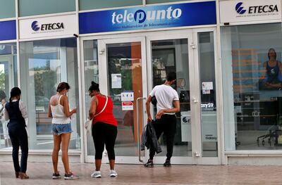 La nueva ley de ciberseguridad cubana, que persigue los contenidos subversivos y las noticias falsas en la red, ha generado una ola de protestas de quienes la consideran una "ley mordaza" para silenciar las voces críticas, mientras el Gobierno defiende su legitimidad.