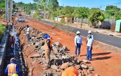 La primera fase de la obra consistió en la pavimentación asfáltica de la avenida Rafael Barret.