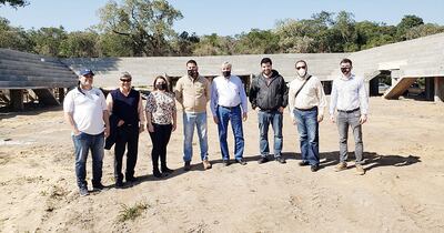 Autoridades comunales y de la Federación Paraguaya de Fútbol de Salón visitaron ayer las obras del polideportivo municipal de la ciudad de San Bernardino.