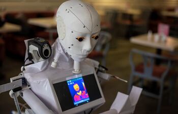 Cira, la robot egipcia que lucha contra el Covid-19.