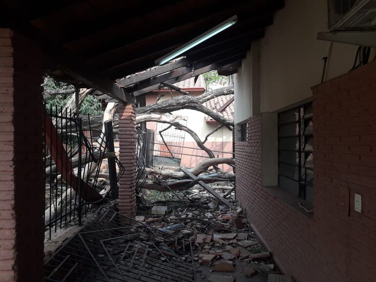 Más destrozos en la escuela.