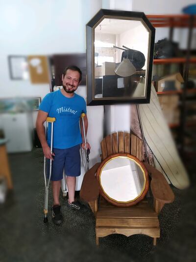 Dante, junto a algunos de los artículos a ser subastados.