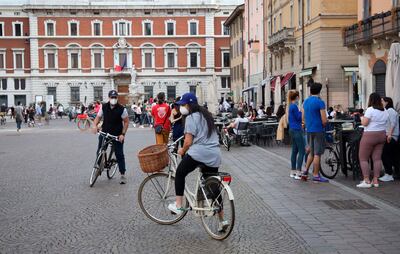 Italianos en la calle en Brescia, Italia.