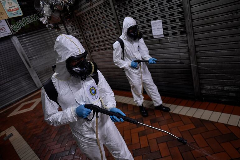 Soldados brasileños durante trabajos de desinfección en un mercado de Belo Horizonte.