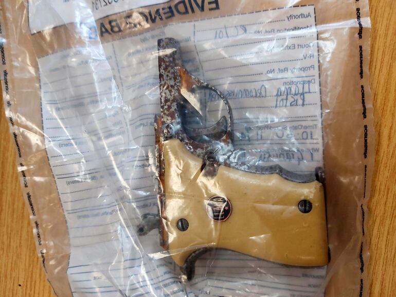 La pistola Lama de empuñadura amarilla, utilizada en la película "Muere otro día", es la única que fue recuperada.