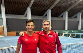 Hernando Escurra, aquí con el capitán del team Ramón Delgado, previo al primer punto que perdió contra el búlgaro Kuzmanov.