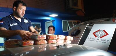 Varios panes de cocaína fueron encontrados ocultos en compartimientos de doble fondo del vehículo.