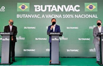 El gobernador de São Paulo, João Doria (c), anuncia el desarrollo de la vacuna brasileña “ButanVac” contra el covid-19.