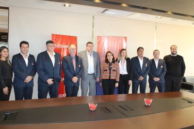 Representantes de Sudameris y del Club Deportivo Puerto Sajonia, durante sellaron importante acuerdo.