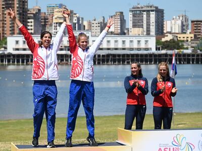 Nicole Martínez (i) y Alejandra Alonso festejan la medalla de plata en Remo en los Juegos Suramericanos.