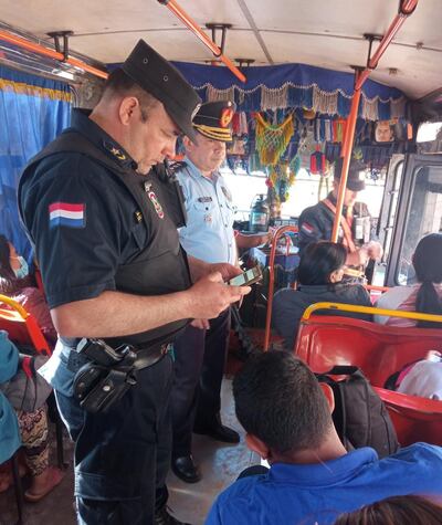 Los controles se realizan en los buses. Se pretende evitar nuevos asaltos.
