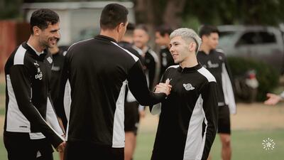 Julio Enciso (d) se despidió de sus compañeros esta mañana.