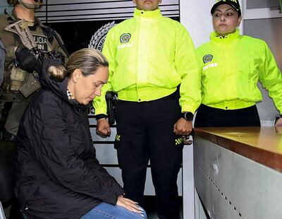 La colombiana Margareth Chacon Zuniga (i) permanece bajo custodia policial de su país tras ser expulsada por el Gobierno de El Salvador, en el caso del asesinato de Marcelo Pecci.  (AFP)