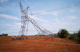 Las dos torres de 500 kV derribadas por la fuerza del viento en la zona de Itakyry.