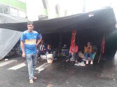 Productores con sus precarias carpas frente al MAG, en Asunción.
