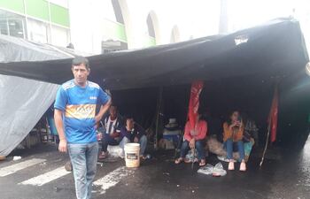 Productores con sus precarias carpas frente al MAG, en Asunción.