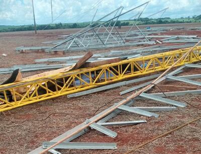 La torre de línea de 500 kV cayó sobre el obrero, quien murió aplastado, según el informe forense.