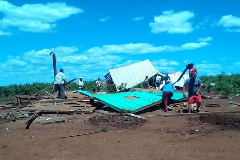 Las viviendas de las 23 familias que poblaban la colonia San Miguel del Norte, en Mayor Otaño, fueron desmanteladas y sus cultivos de alimentos arrasados con maquinarias.