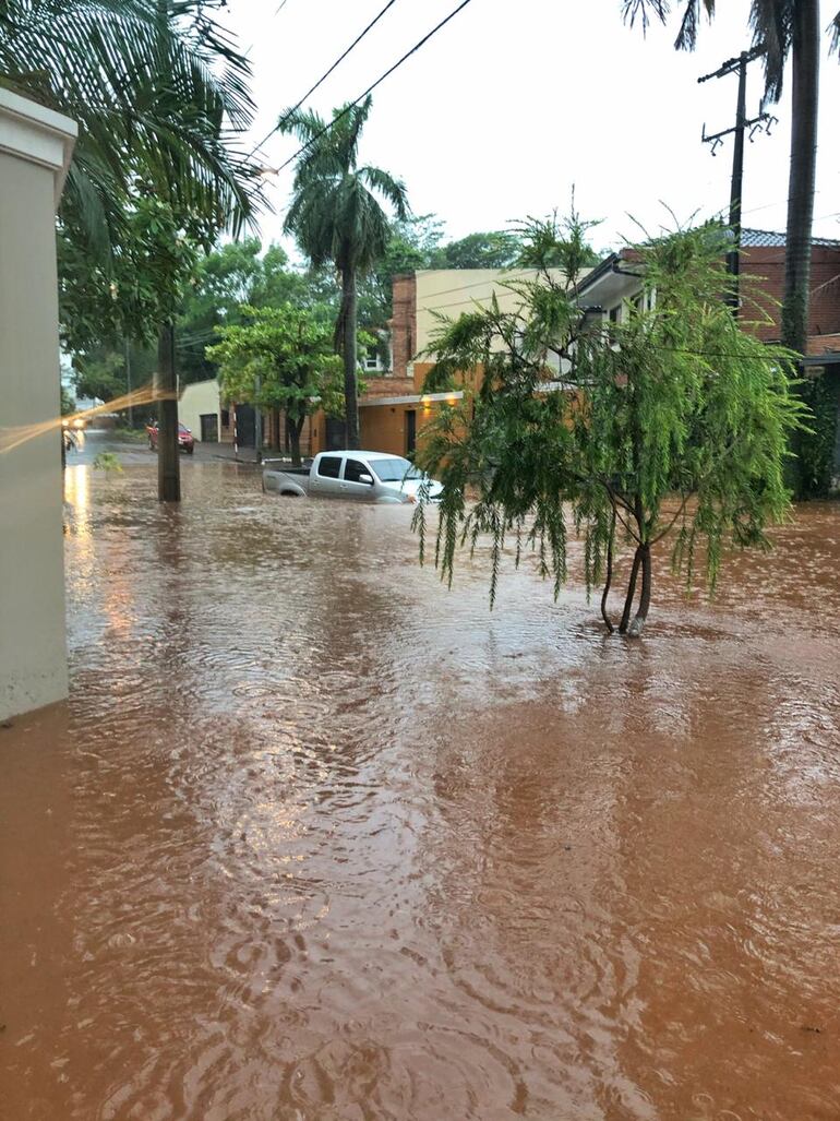 Una camioneta "ahogada" en la calle El Dorado