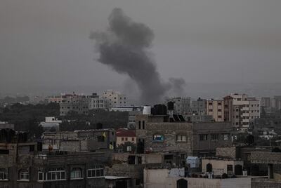 El humo se eleva sobre los edificios en la ciudad de Gaza cuando Israel lanzó ataques aéreos contra el enclave palestino.