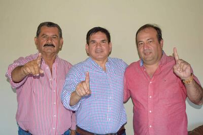 El primero en ingresar como miembro de la Junta departamental es Dani Ortíz (ANR) tercero de la izquierda; le acompaña el senador electo Juan Carlos Baruja y el ex intendente Municipal de Caballero y actual concejal departamental, Tomás Mereles(ANR).