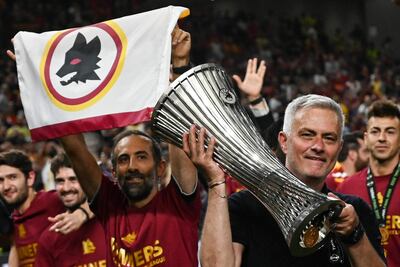 José Mourinho posa sonriente con el trofeo de la Conference League, que conquistó dirigiendo al equipo de Roma.