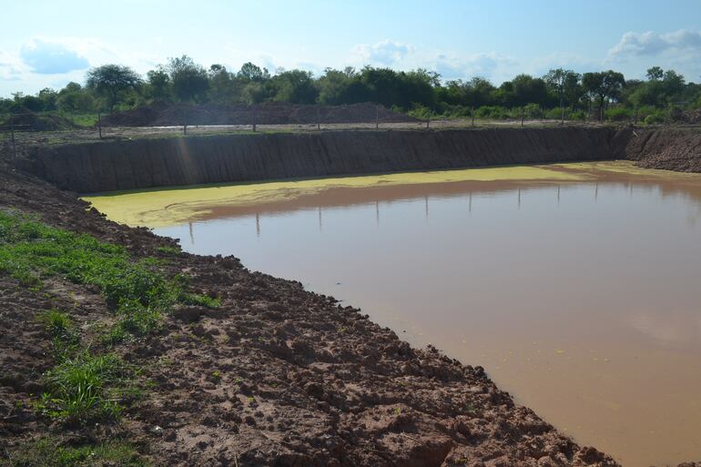 Los tajamares de comunidades y de las estancias aún necesitan mucho volumen de agua para que puedan llenarse.