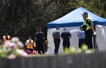 Oficiales de Policía investigan la escena donde estaba montado el castillo inflable (del estilo de los globos locos), en la escuela Hillcrest en Devonport, Tasmania, Australia. Cinco niños murieron este jueves.
