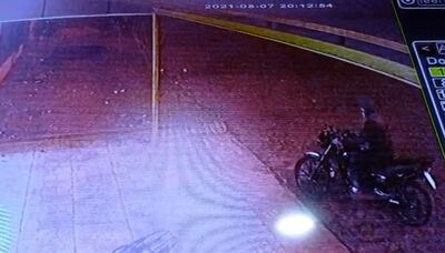 El delincuente dejó la motocicleta que había robado en un asalto anterior para llevarse otro biciclo de mayor valor.
