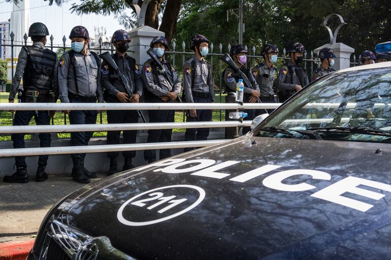 Policías antidisturbios en guardia en Rangún.
