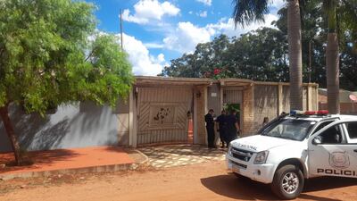 Estado en el que quedó el portón de acceso de la casa.