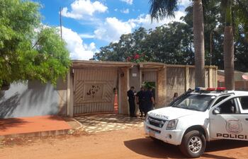 Estado en el que quedó el portón de acceso de la casa.