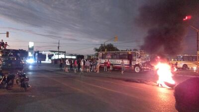 Los manifestantes quemaron cubiertas para bloquear el paso de los vehículos en el cruce de la ruta PY01 con el desvío de Villeta, en Guarambaré.