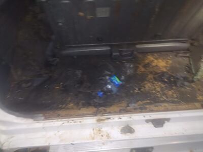 Restos de hollín dentro del vehículo, que logró ser salvado de consumirse totalmente.