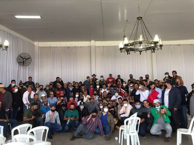 Foto grupal de camioneros tomada tras la reunión nacional llevada a cabo esta mañana en Coronel Oviedo.