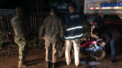 Agentes de criminalística analizan la motocicleta de la víctima tras el asalto concretado en Concepción.