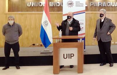 En el centro, el titular de la UIP, Gustavo Volpe, con otros directivos gremiales, ayer en la conferencia de prensa.