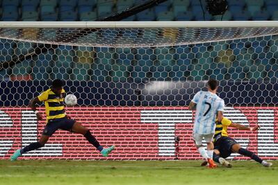 Rodrigo De Paul (2-d) de Argentina patea hoy para anotar contra Ecuador, durante un partido por los cuartos de final de la Copa América en el estadio Olímpico Pedro Ludovico Teixeira en Goiania (Brasil).