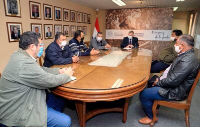 En la cabecera, el nuevo ministro de Agricultura, ingeniero Santiago Bertoni, en la reunión con productores frutihortícolas, en su segundo día como titular del MAG.