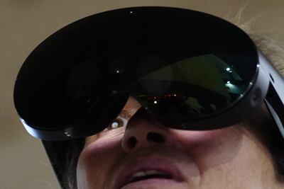 Una visitante prueba la experiencia sensorial inmersiva que ha preparado Mobile World Capital Barcelona con el concepto Feel the Technology, basada en poner la tecnología al servicio de los sentidos, en el Mobile World Congress (MWC), el mayor evento de tecnología móvil del mundo, que arranca este lunes en Barcelona en un clima ya de plena normalidad tras las ediciones de la covid y que prevé atraer a más de 80.000 congresistas.