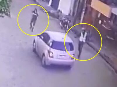 Torres apunta hacia el chofer Pereira (d) y bordea el automóvil.