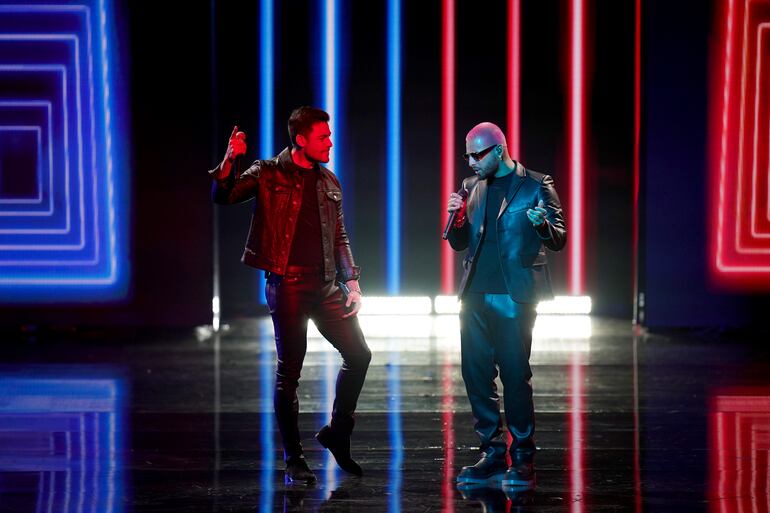 Carlos Rivera y Maluma compartieron el escenario del American Airlines Arena para interpretar "100 días".