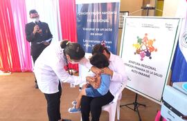 Un niño de cuatro años fue vacunado de manera simbólica durante el lanzamiento del plan de vacunación en Ciudad del Este.